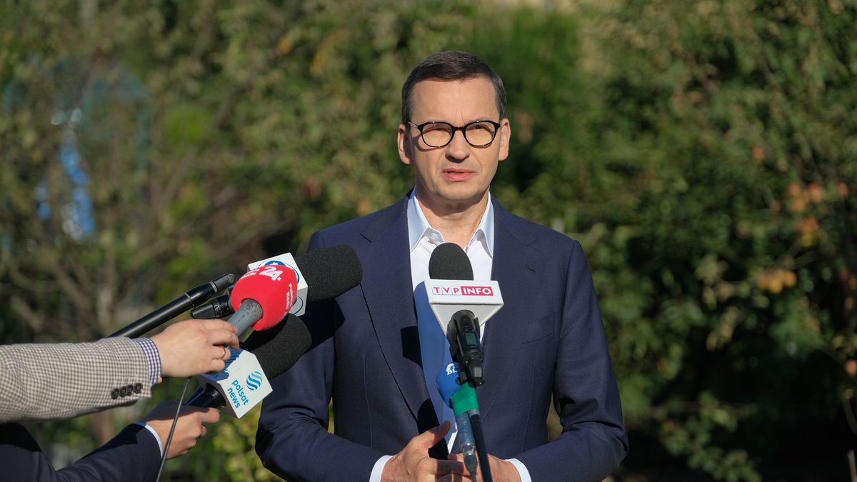 Dąbrowa Moczydły, 06.09.2022. Premier Mateusz Morawiecki podczas spotkania z rolnikami, 6 bm. w miejscowości Dąbrowa Moczydły. Premier Mateusz Morawiecki odwiedzi województwo mazowieckie, lubelskie i podlaskie w ramach akcji "#BEZPIECZNAPOLSKABEZPIECZNIPOLACY" (ad)PAP/Mateusz Marek