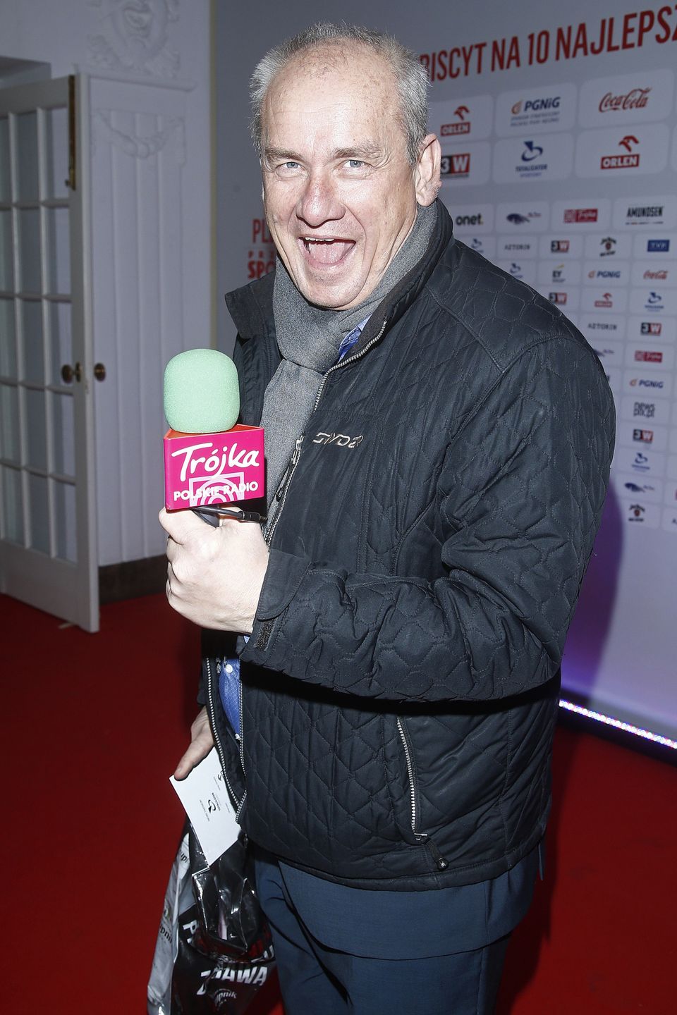 Gala Mistrzów Sportu, humor, kurtka czarna, szalik, mikrofon
