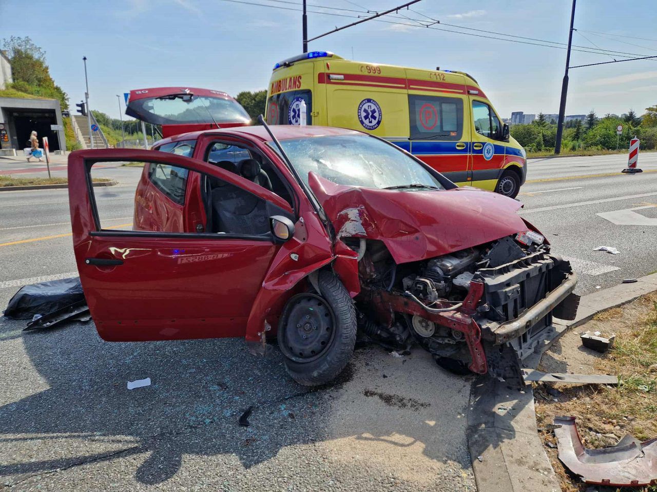 Lublin: Citroen uderzył w słup, dwaj pasażerowie trafili do szpitala
