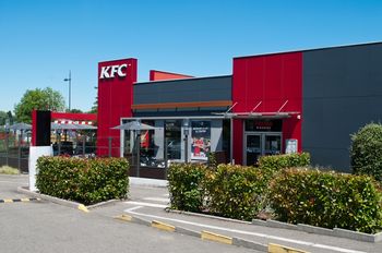 Praca w KFC - ile można zarobić? Jakie dodatkowe benefity otrzymamy?