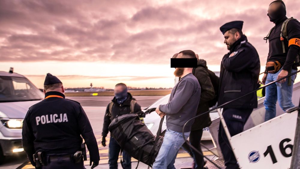 Dawid M. podczas ekstradycji do Polski