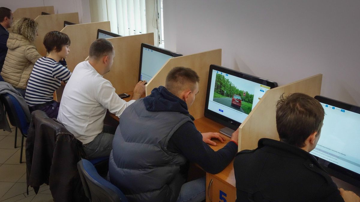 Posiadacz prawa jazdy kat. B może jeździć lekkim motocyklem bez żadnego egzaminu. Jeśli chce przesiąść się na cięższy jednoślad, musi zdawać nie tylko "jazdę", ale i teorię