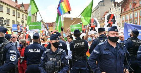 Policyjny podręcznik dyskryminuje społeczność LGBT? RPO reaguje