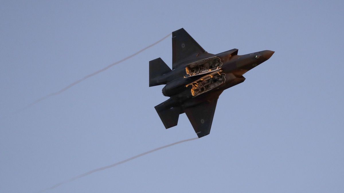 Pokazy izraeleskiego lotnictwa wojskowego
An Israeli F-35 fighter jet performs during an air show at the graduation ceremony of Israeli pilots in the Hatzerim Israeli Air Force base in the Negev desert, near the southern Israeli city of Beer Sheva, on June 27, 2019. (Photo by JACK GUEZ / AFP)
JACK GUEZ