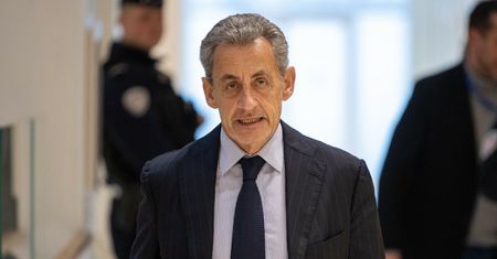 Pierwszy taki przypadek we Francji. Sarkozy z opaską na nodze
