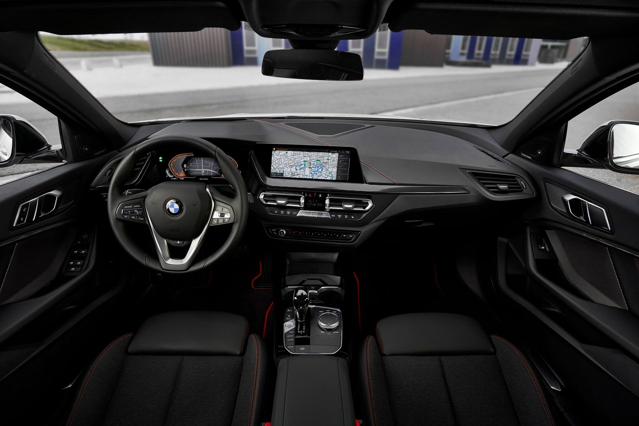 Wnętrze BMW Serii 1 (F40) - lepsze materiały, bardzo dobre audio Harman Kardon, bogatszy wachlarz funkcji