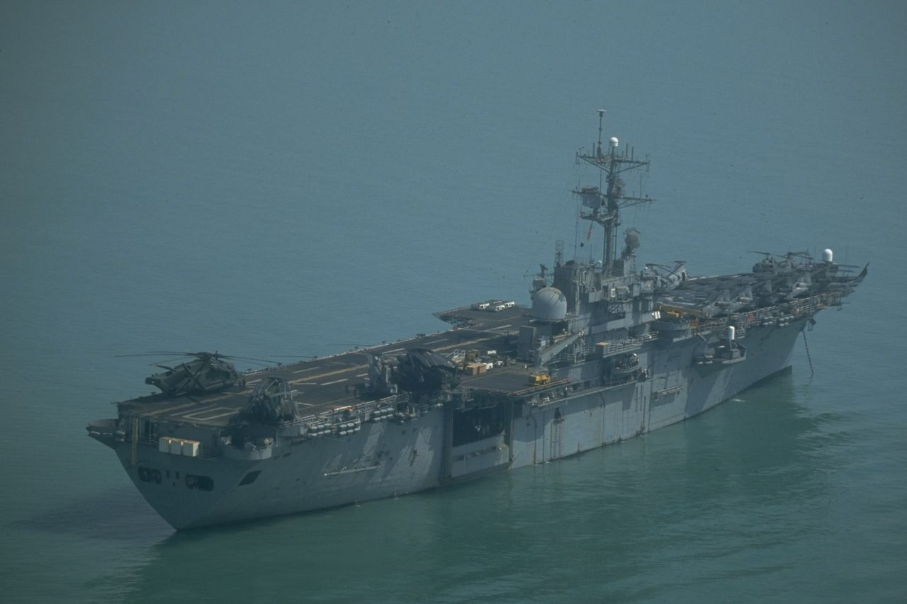 USS Tripoli u wybrzeży Singapuru. Marines płyną na Bliski Wschód