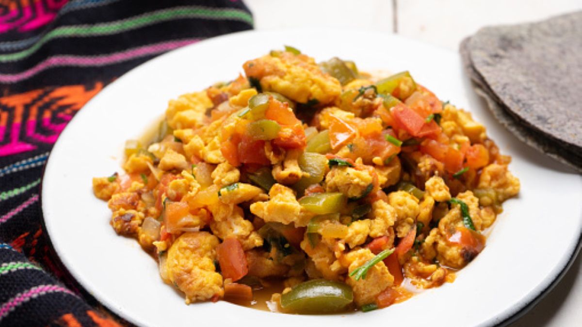 Przepis na meksykańską jajecznicę. Tak przygotujesz niestandardowe i pyszne śniadanie