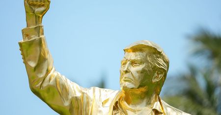 Złoty pomnik Trumpa stanął na Florydzie. "To nie jest złoty cielec"
