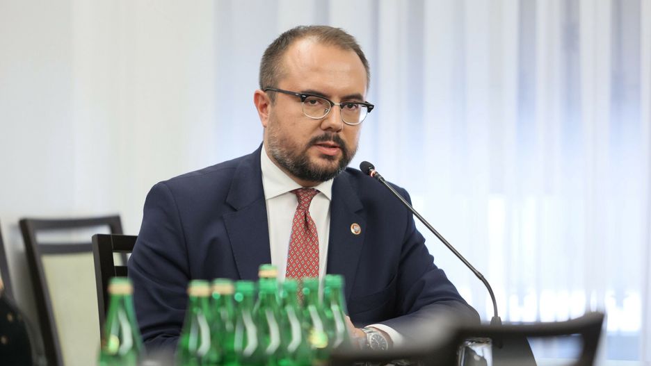 Sprawa wiz dla obcokrajowc�w na posiedzeniu komisji senackiej
Fot. Mateusz Grochocki/East News, Warszawa, 20.09.2023. Senat. Posiedzenie Komisji Spraw Zagranicznych i Unii Europejskiej. Informacja ministra spraw zagranicznych nt. przyczyn i skali nieprawidlowosci przy wydawaniu wiz pracowniczych dla obcokrajowcow.
N/z: podsekretarz stanu w MSZ Pawel Jablonski
Mateusz Grochocki