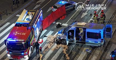 Warszawa: Poważny wypadek z udziałem radiowozu i przewozu osób na Marszałkowskiej. Rannych pięć osób