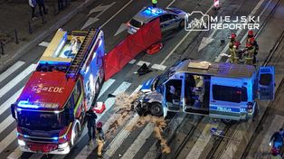 Warszawa: Poważny wypadek z udziałem radiowozu i przewozu osób na Marszałkowskiej. Rannych pięć osób
