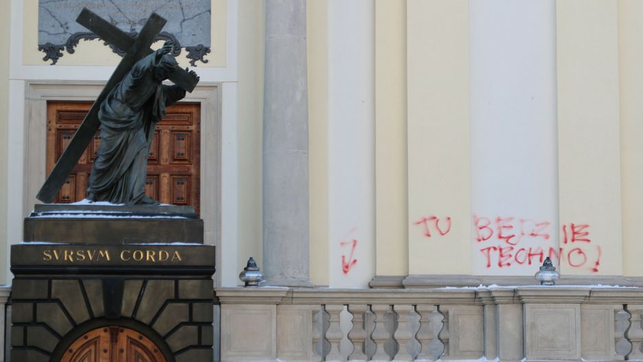 "PiS won", "świeckie państwo". Elewacja kościoła zniszczona