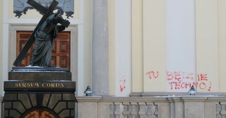 "PiS won", "świeckie państwo". Elewacja kościoła zniszczona