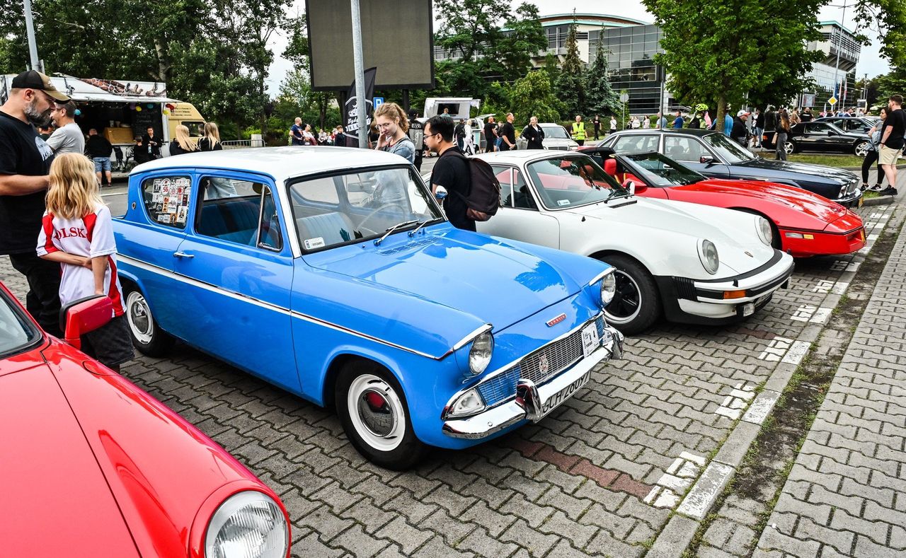 Bydgoskie Klasyki Nocą. Zobacz, jakie perełki motoryzacyjne zaparkowały pod Torbydem