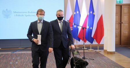 Zasiłki do zmiany. Świadczenie pielęgnacyjne już bez zakazu pracy. Wiemy, nad czym pracuje rząd