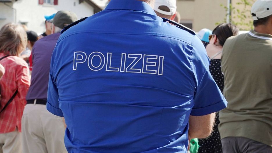 TemporaryFoto Manuel Geisser 13.06.2022 Tour de Suisse Radsport Radrennen 4.Etappe Kuesnacht - Grenchen . Bild : Polizei Rueckansicht *** Photo Manuel Geisser 13 06 2022 Tour de Suisse cycling race 4 stage Kuesnacht Grenchen image police rear viewIMAGO/MANUEL  GEISSER