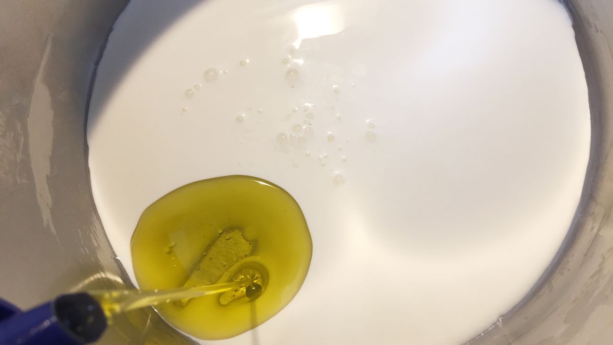 Dlaczego warto dodawać oliwę do posiłków?