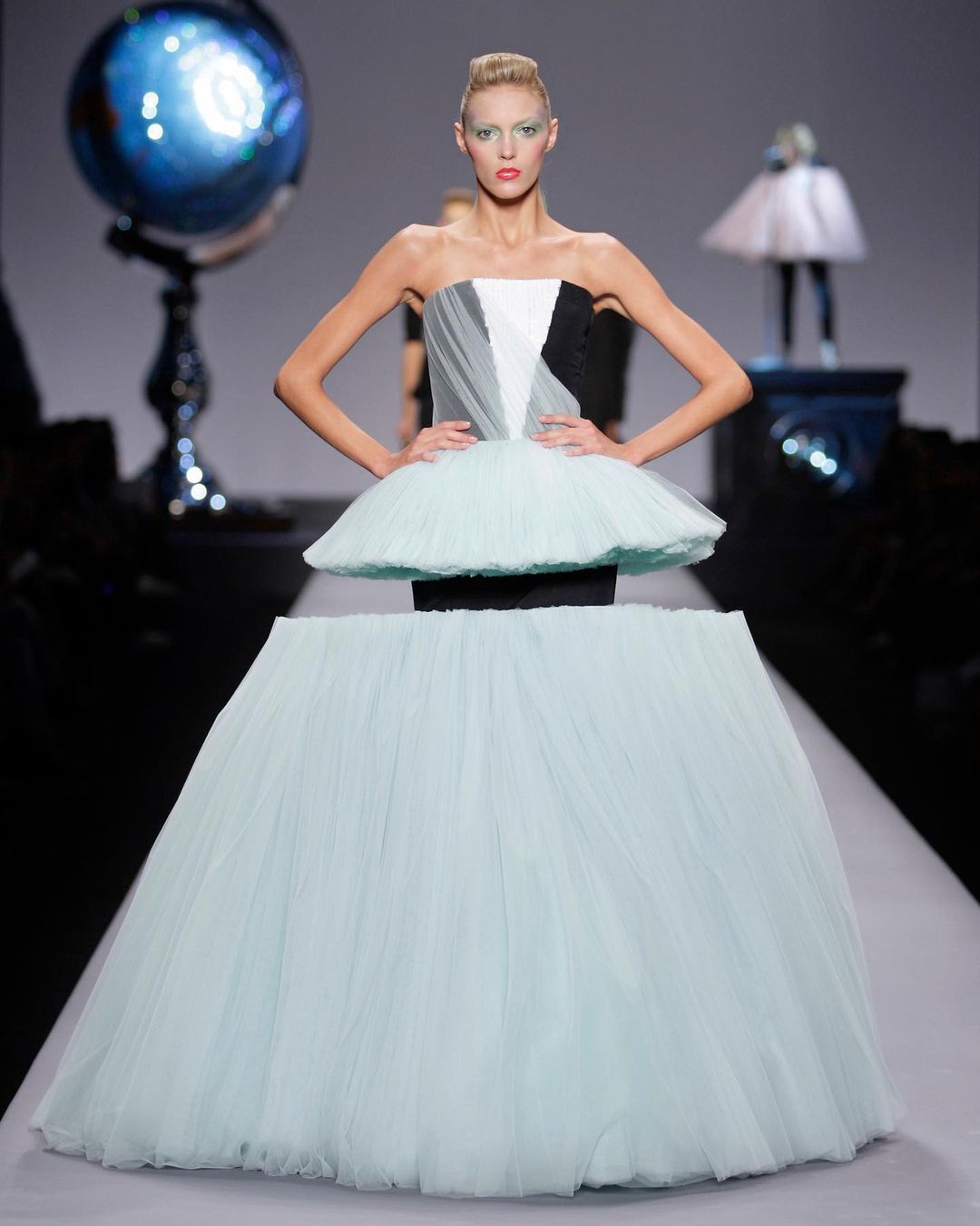 Anja Rubik na pokazie Viktor&Rolf Couture SS 2023
Instagram/viktorandrolf