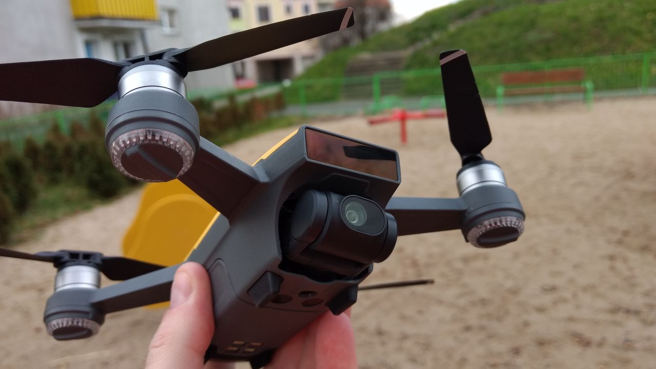 Quadrocopter dla początkującego pilota-filmowca? Testy i recenzja DJI Spark w wersji Combo!