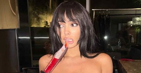 Odziana w ekstremalnie skąpe body Bianca Censori wykrzywia usta zabawkowym NOŻEM. Udana kreacja na Halloween?