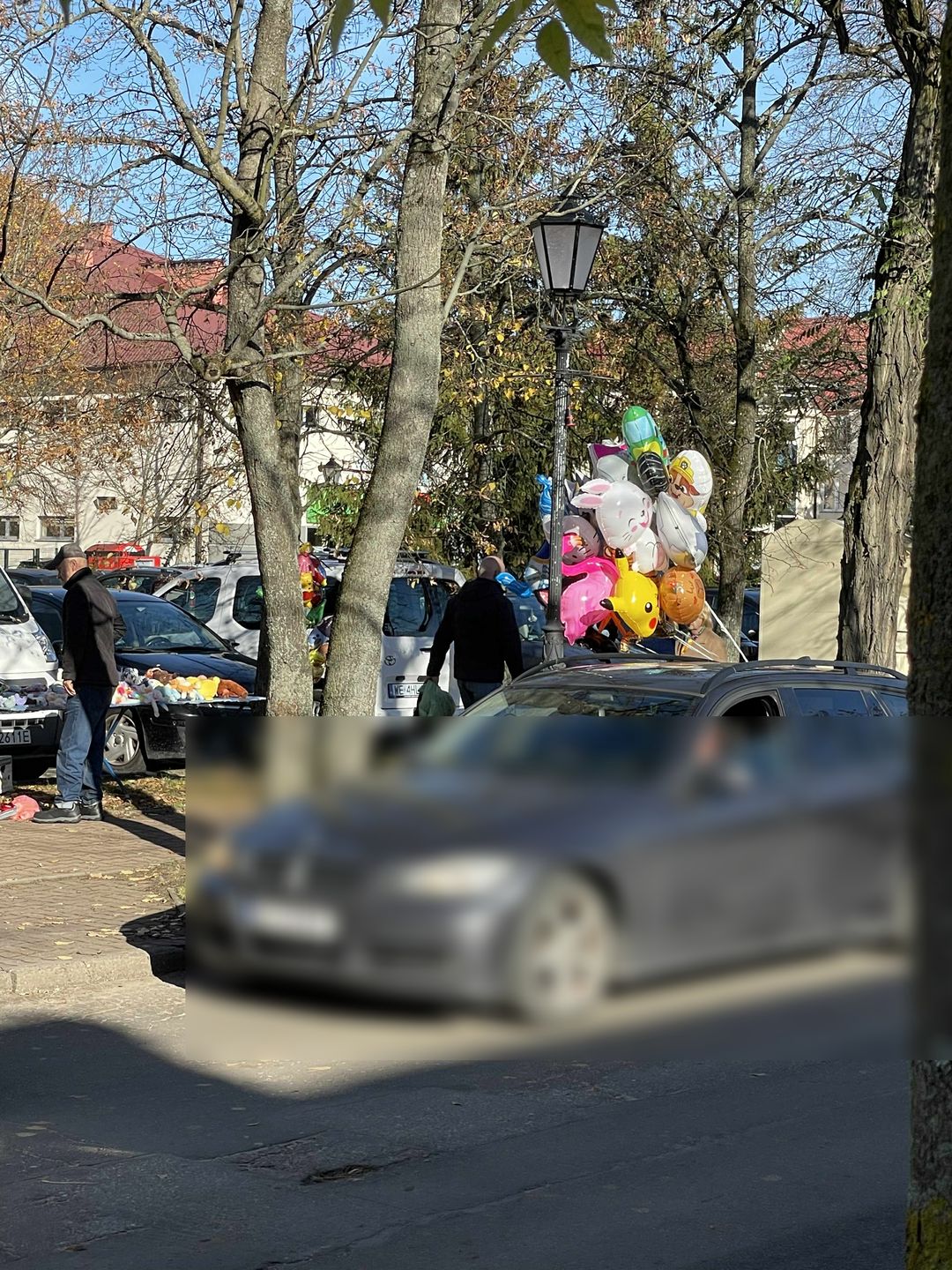 Przy cmentarzu sprzedawali balony i maskotki.