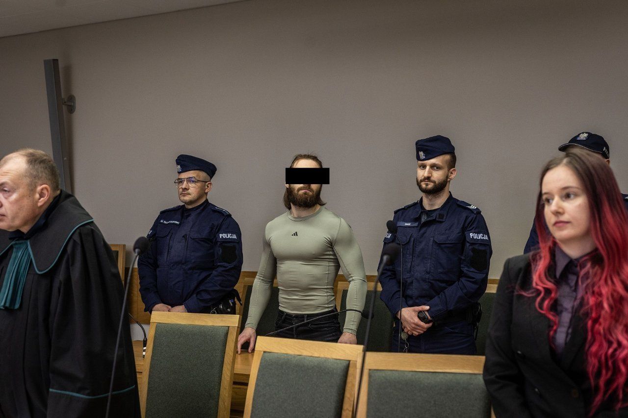Sąd w Krakowie w marcu ogłosił wyrok w sprawie gangu kiboli Cracovii. Mariusz Z. (w białej koszuli) dostał najwyższy wyrok 10 lat więzienia.
