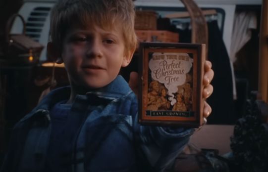 John Lewis przedstawia reklamę świąteczną, w roli głównej chłopiec i drapieżna roślina
