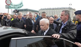 "Złodzieju, oddaj wieniec". Policyjni negocjatorzy w obronie Kaczyńskiego