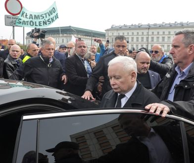 "Złodzieju, oddaj wieniec". Policyjni negocjatorzy w obronie Kaczyńskiego