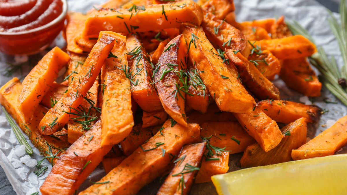 Jeden trik sprawi, że frytki z batatów będą idealnie chrupiące