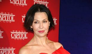 Anna Popek nie siedzi bezczynnie. Wybrała się do teatru cała w czerwieni