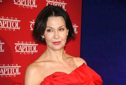 Anna Popek nie siedzi bezczynnie. Wybrała się do teatru cała w czerwieni