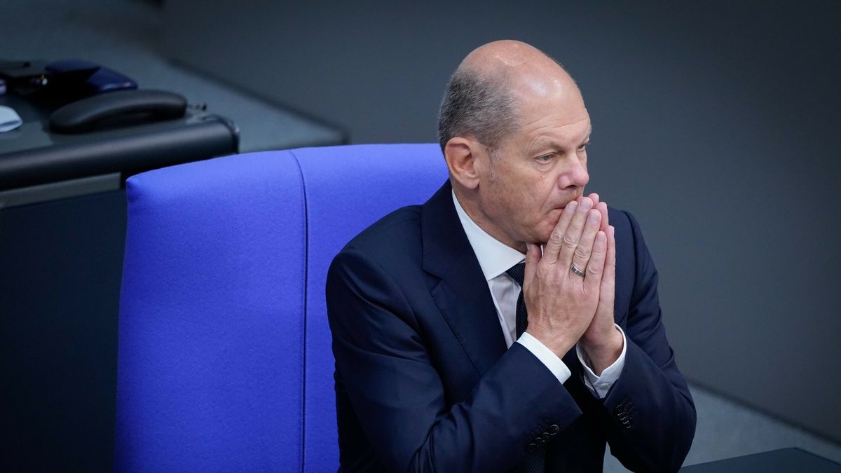 arch52
49. Bundestagssitzung und Debatte zum Haushalt Aktuell,05.09.2022 Berlin, Bundeskanzler Olaf Scholz SPD im Portrait auf der Regierungsbank bei der Debatte Einbringung Haushaltsgesetzes 2023, Finanzplan des Bundes 2022 - 2026 bei der 49. Sitzung des Deutschen Bundestag in Berlin Berlin Berlin Deutschland *** 49 Bundestag session and debate on the budget Current,05 09 2022 Berlin, Chancellor Olaf Scholz SPD in portrait on the government bench during the debate introduction budget law 2023, financial plan of the federal government 2022 2026 at the 49 session of the German Bundestag in Berlin Berlin Germany