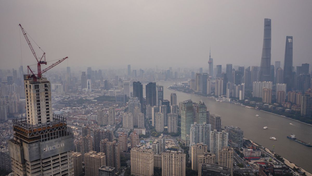 epa09538462 A photo made with a drone shows a construction site in Shanghai, China, 22 October 2021. According to the state-owned media, China Evergrande Group, the world's most indebted property developer, made 83.5 million USD (71.72 million EUR) interest payment to an offshore dollar bond. For the first time in more than 6 years, new home prices in China fell in September compared with the previous month, according to China's National Bureau of Statistics report. Evergrande announced this week that sales of new apartments dropped by 97 percent over September and the first part of October in comparison with the previous year.  EPA/ALEX PLAVEVSKI Dostawca: PAP/EPA.