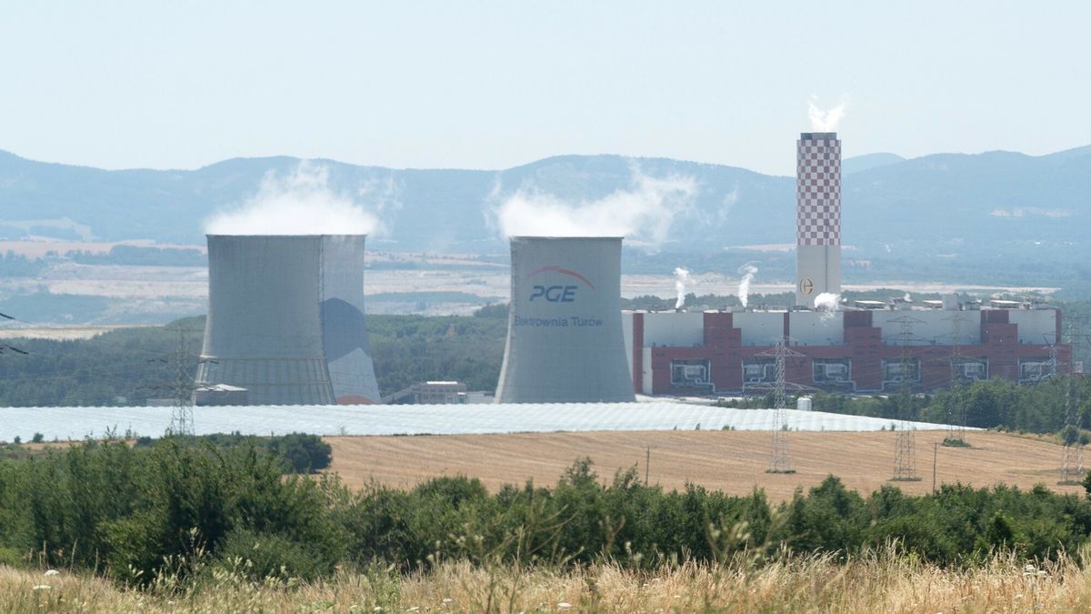 Kopalnia Turów odgrodzona wałem ziemnym od granicy z Czechami