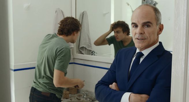 Gwiazda "House od Cards" reklamuje sieć salonów fryzjerskich Supercuts