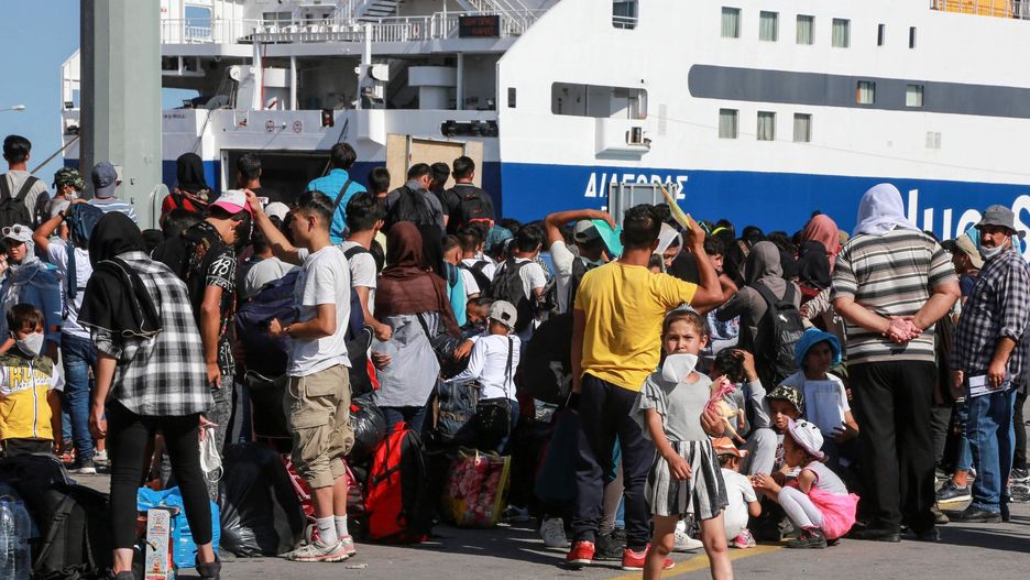 Uciekinierzy czekają na transport z wyspy Lesbos do kontynentalnej części Grecji, 10.06.2020