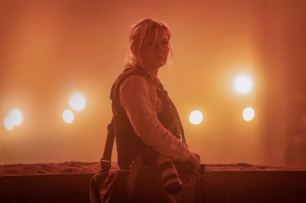 Kirsten Dunst w "Civil War" wcieliła się w  fotografkę wojenną