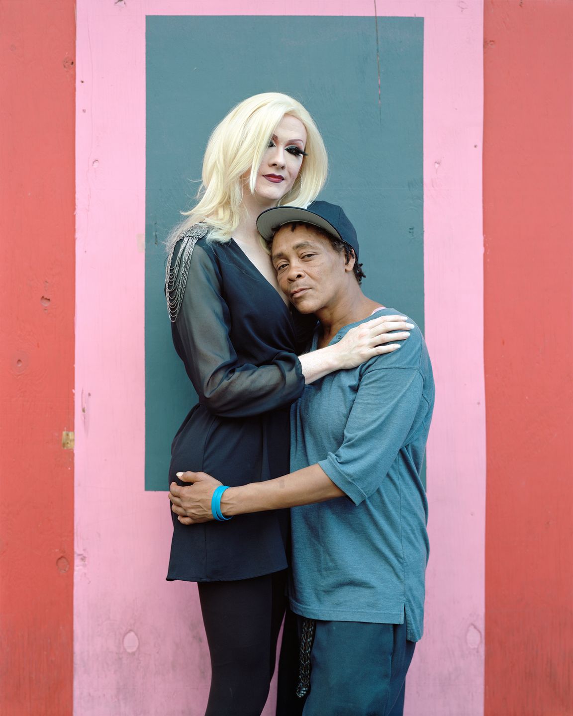 Dotykanie nieznajomych? Do tego zachęca fotograf w projekcie “Touching Strangers” 10