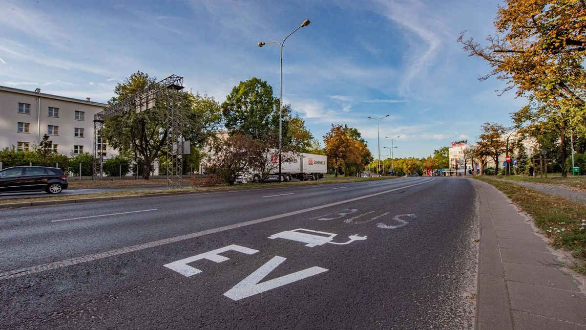 Poziome oznaczenia EV to nie wszystko. Niebawem dołączą do nich także informacje o stacjach ładowania