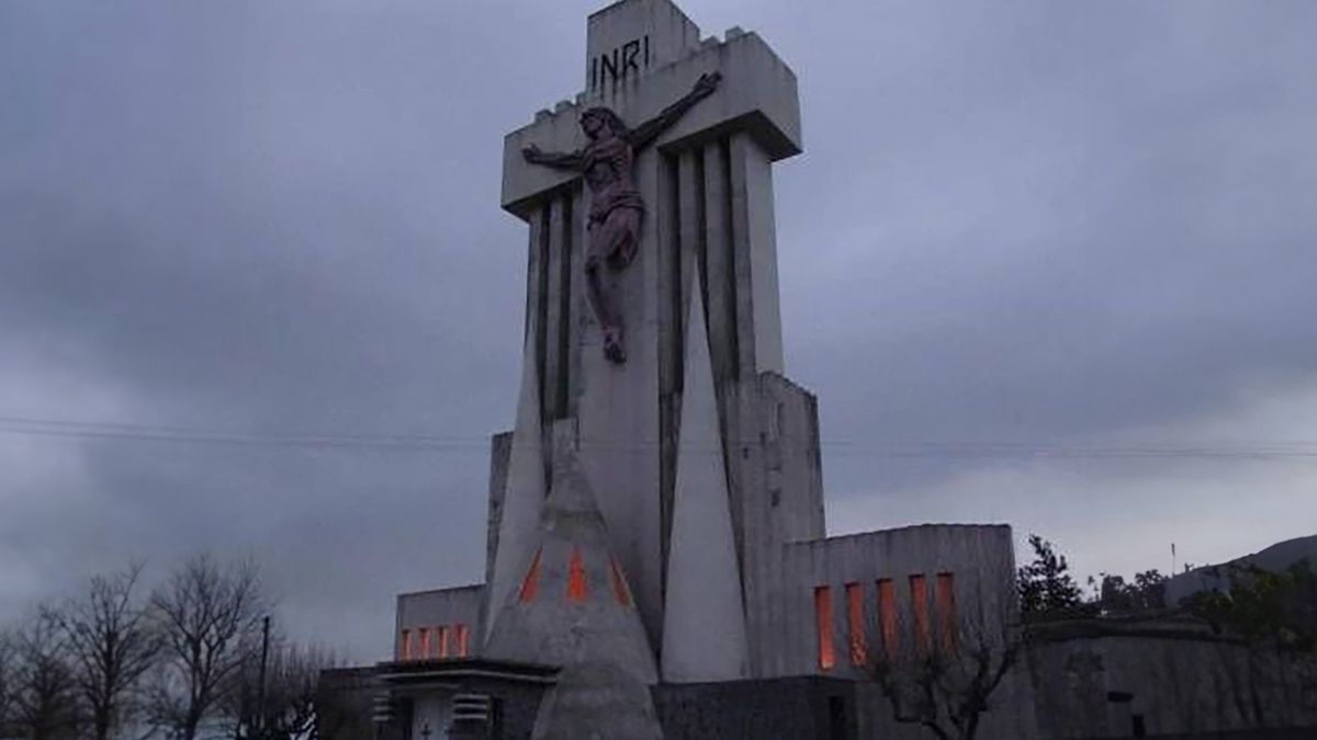 Zimna, betonowa konstrukcja tego kościoła przy odpowiednich warunkach pogodowych wygląda dość przerażająco.