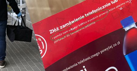 Wysokie prowizje od dostawy jedzenia. Firma namawia: złóż zamówienie osobiście