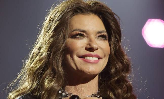 Shania Twain surprises with natural look on Tulum beach stroll