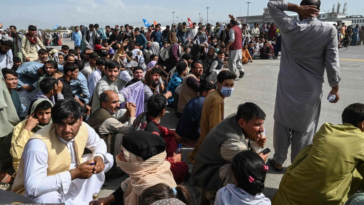 Sytuacja na lotnisku w KabuluAfghan passengers sit as they wait to leave the Kabul airport in Kabul on August 16, 2021, after a stunningly swift end to Afghanistan's 20-year war, as thousands of people mobbed the city's airport trying to flee the group's feared hardline brand of Islamist rule. (Photo by Wakil Kohsar / AFP)WAKIL KOHSAR