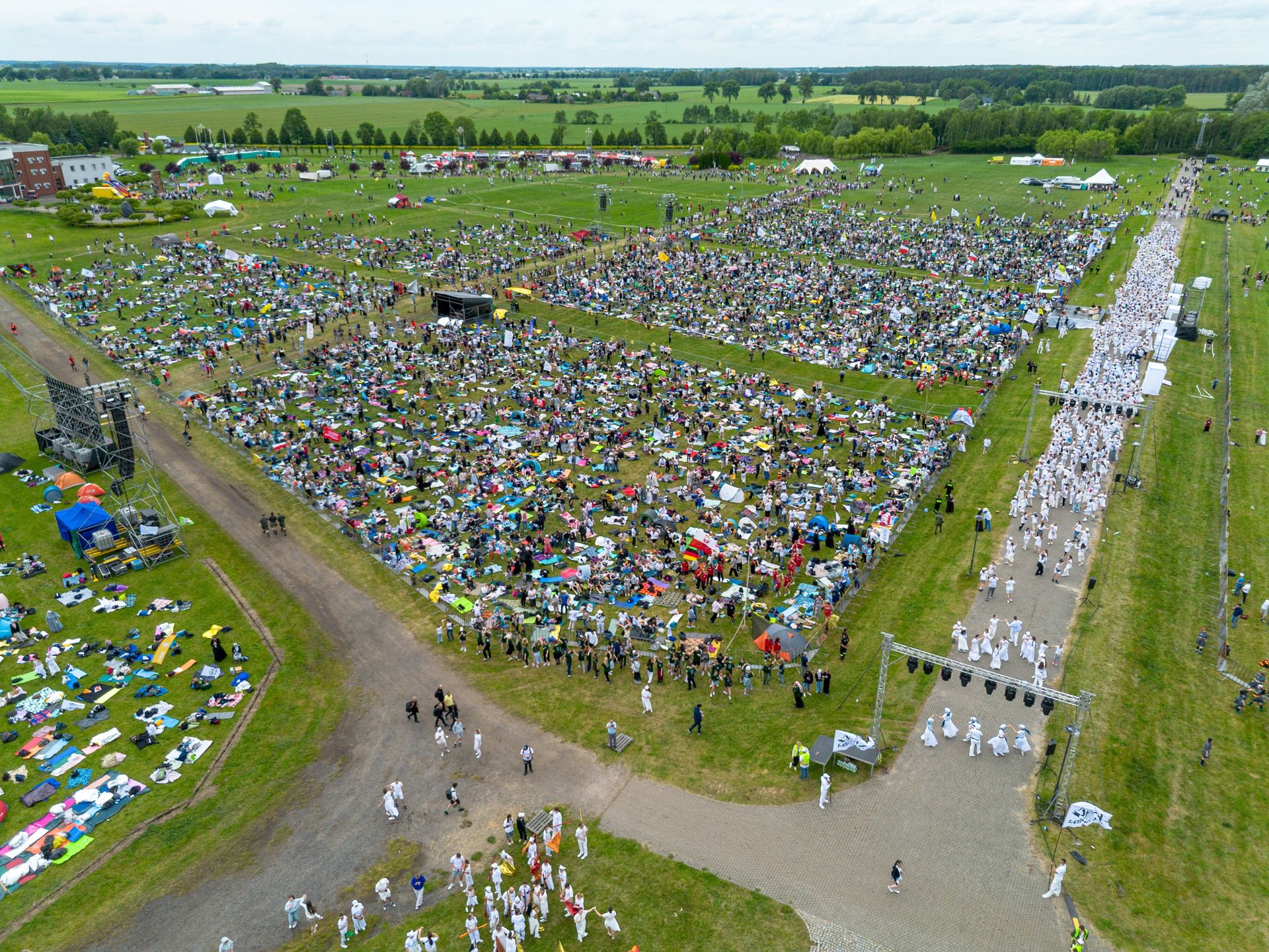 Pola Lednickie, 07.06.2025. XXIX Ogólnopolskie Spotkanie Młodych Lednica 2000 na Polach Lednickich, 7 bm. W programie wydarzenia, odbywającego się w tym roku pod hasłem ?Zawsze w górę?, znalazły się msza św., czuwanie modlitewne, a także pole rozmów, pole spowiedzi, kilkanaście warsztatów, koncerty, konferencje i strefa sportowa. (sko) PAP/Paweł Jaskółka