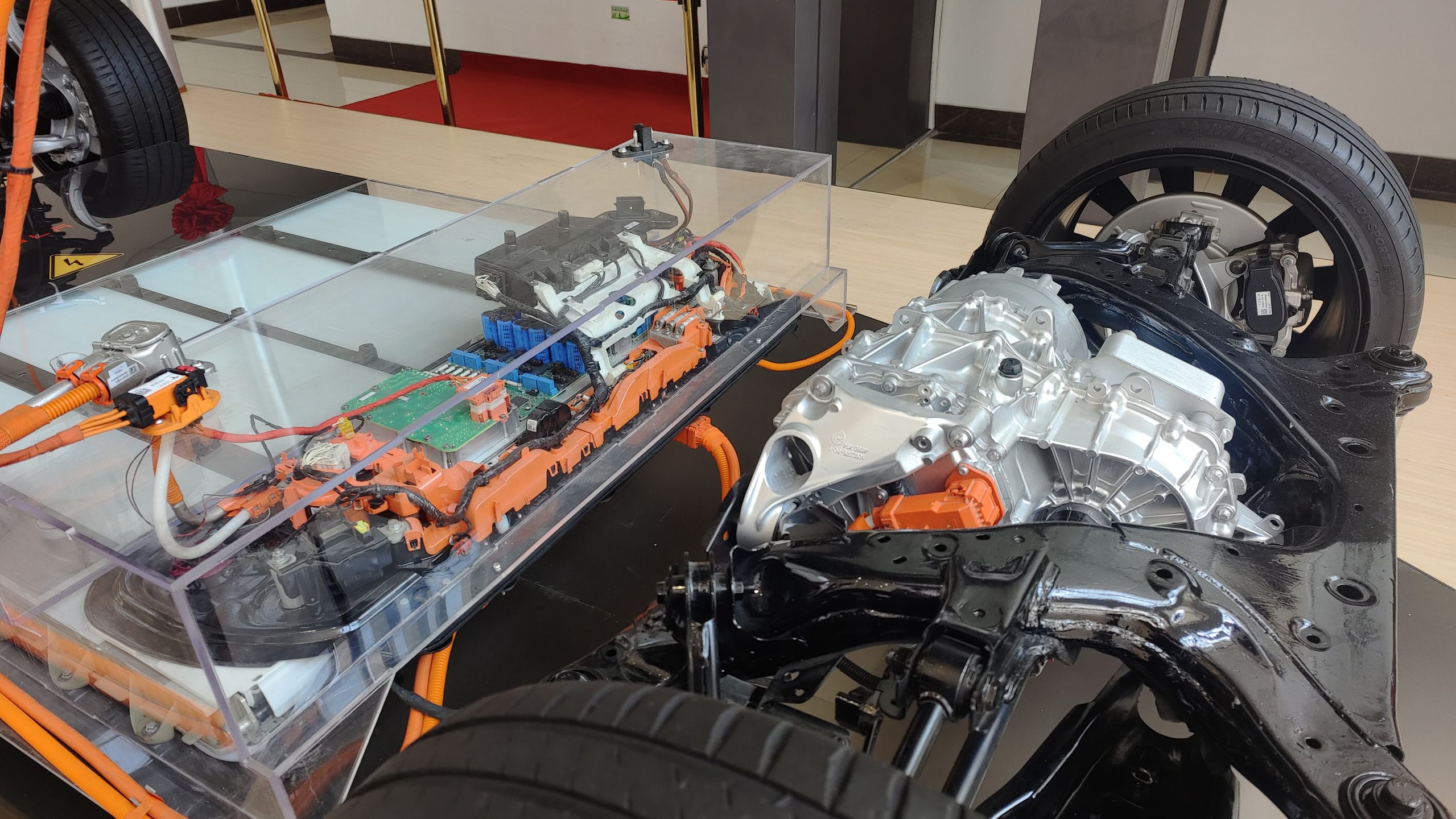 Rozebrana Tesla model Y na Uniwersytecie w Szanghaju