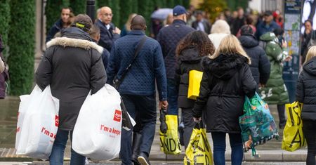 Brytyjczycy w kolejce po pomoc. "Rozdaliśmy milion paczek. Po raz pierwszy"