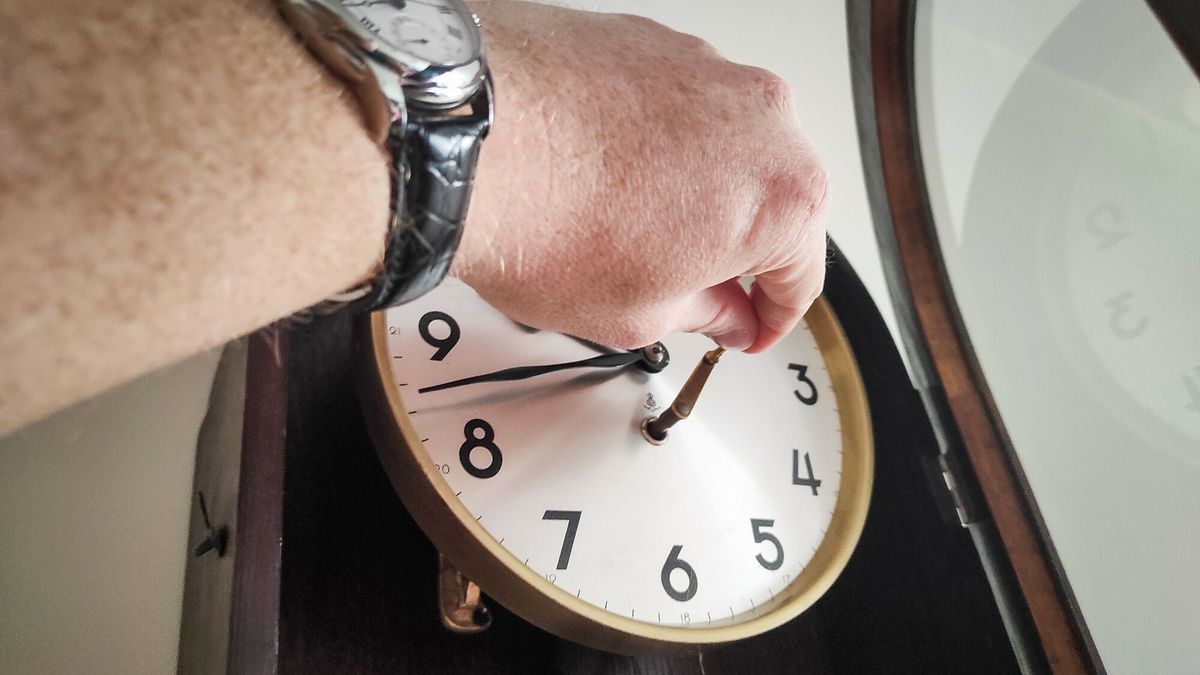 Wkr�tce zmiana czasu na zimowy
24.10.2023 Lodz. N/z zabytkowy wiszacy zegar niemieckiej firmy Gustav Becker. W Polsce zmiana czasu regulowana jest przez rozporzadzenie prezesa Rady Ministrow. Za sprawa przepisow co roku w ostatnia niedziele pazdziernika przechodzimy z czasu letniego na zimowy. Fot. Piotr Kamionka/REPORTER
Piotr Kamionka/REPORTER