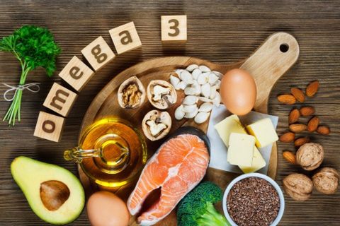 Dla odpowiedniej kondycji skóry ważne są wielonienasycone kwasy tłuszczowe: omega-3 i omega-6, w tym przede wszystkim niezbędne nienasycone kwasy tłuszczowe. Ich niedobór powoduje osłabienie naturalnej odporności skóry. 